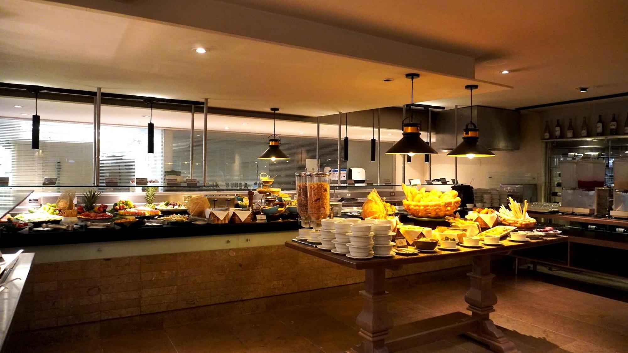 Bogota Plaza Hotel المظهر الخارجي الصورة The buffet at the restaurant