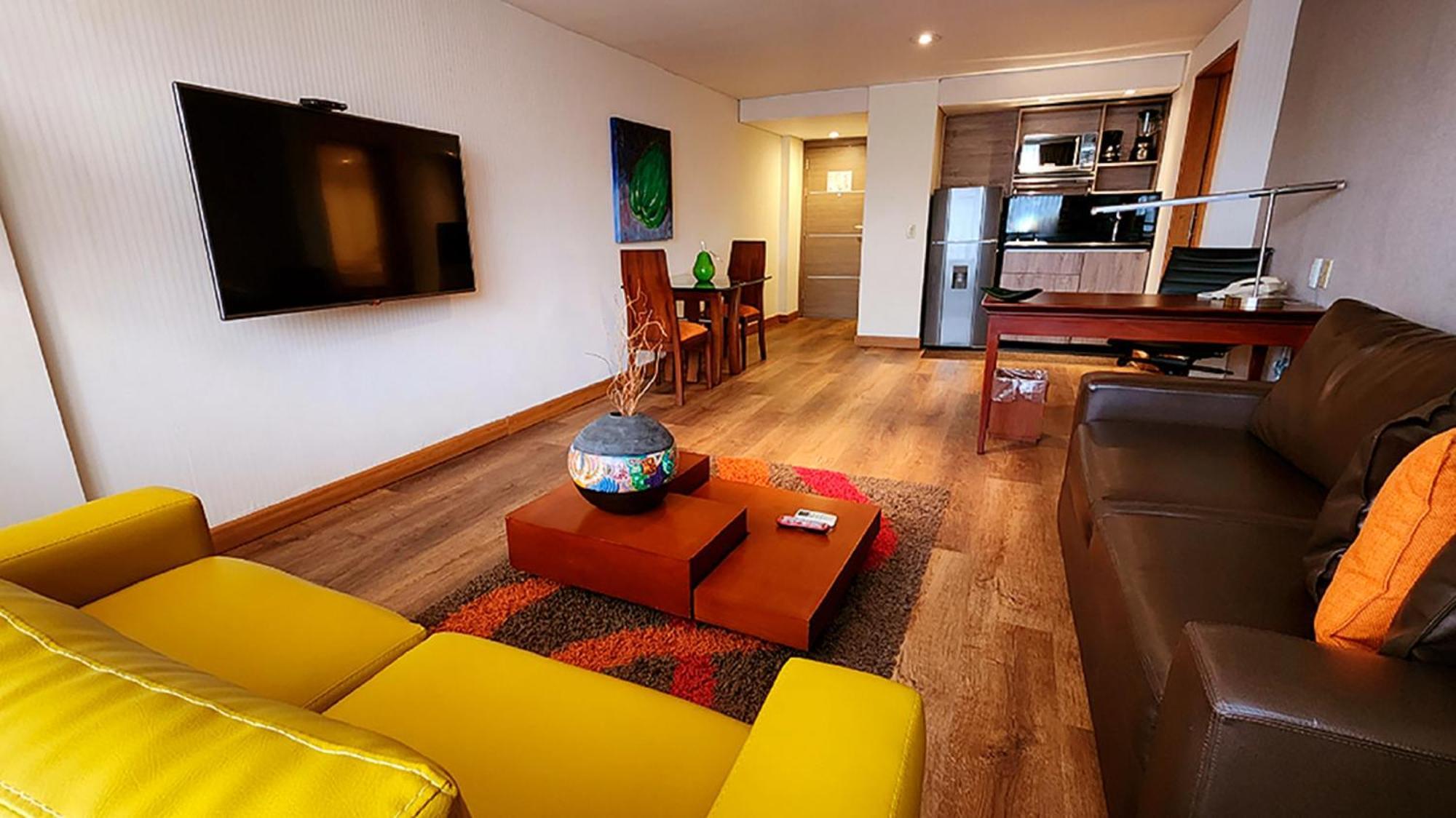 Bogota Plaza Hotel المظهر الخارجي الصورة A living room in a serviced apartment in Lima, Peru