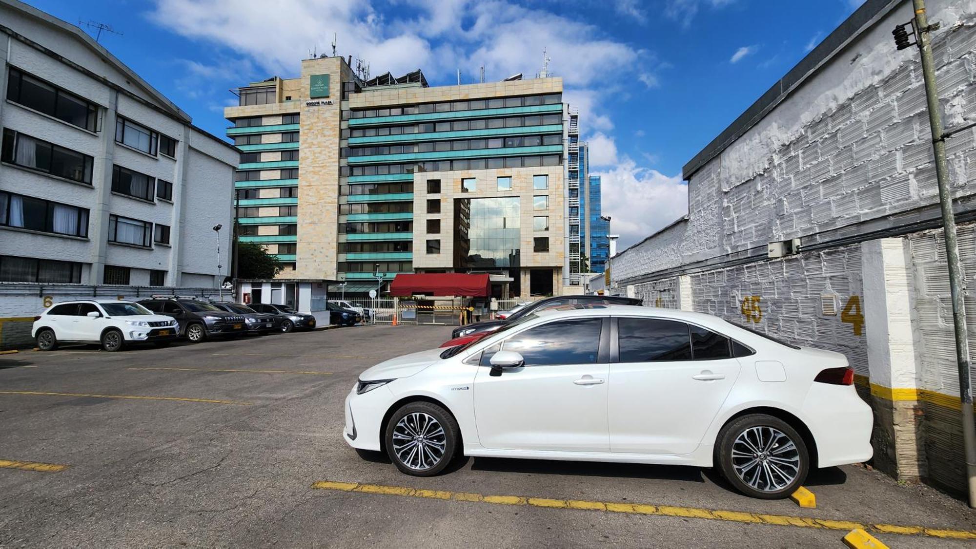 Bogota Plaza Hotel المظهر الخارجي الصورة Toyota Corolla Sedan